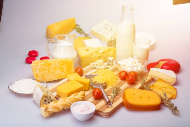 Nederlandse kaas, brood en groenten op tafel